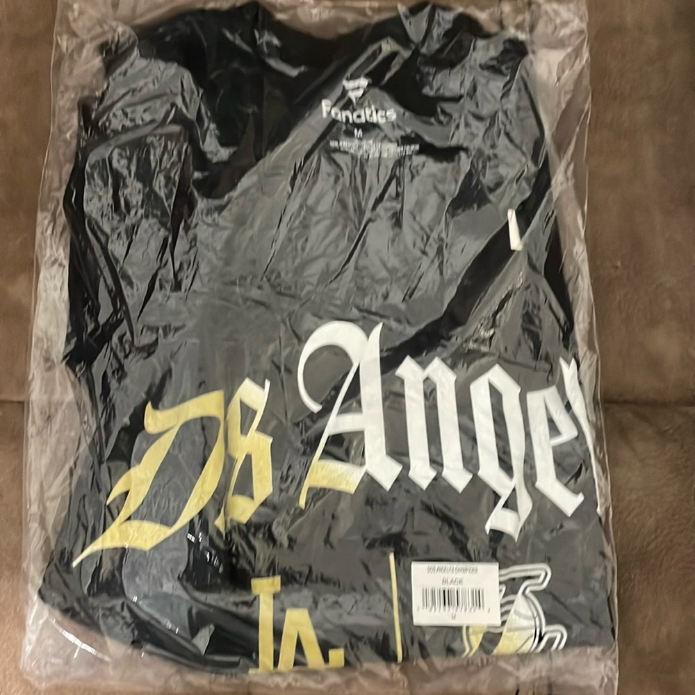 Size medium in the bag La Lakers tee